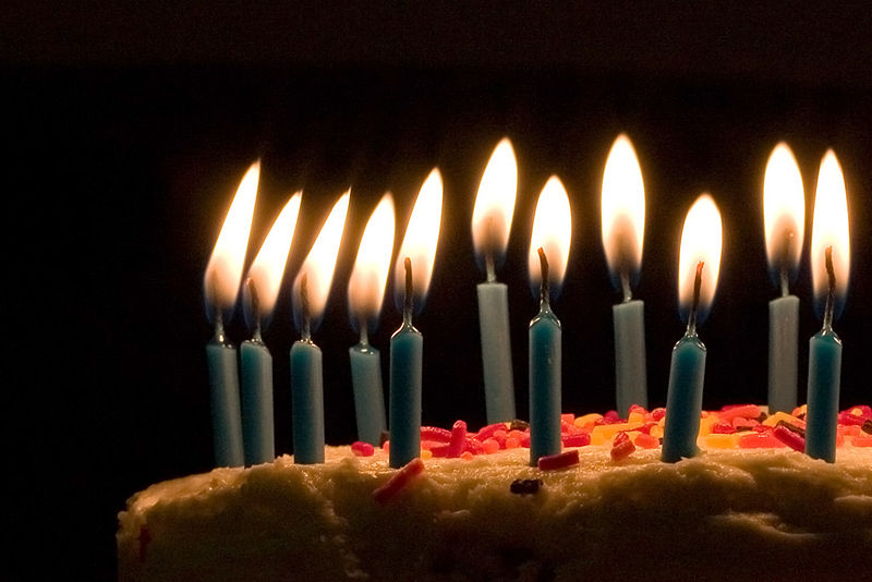 800px-blue_candles_on_birthday_cake.jpg